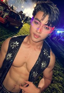 น็อต-ธีรภัทร-ใส่แว่น