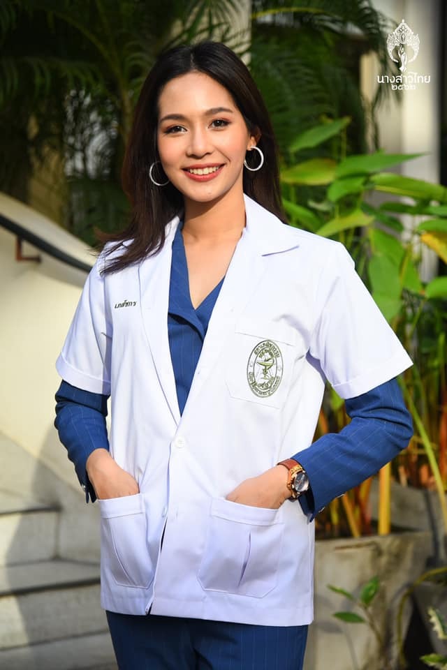 ภาพถ่ายในชุดเสื้อกาวน์เภสัชกร สดใส น่ารัก สมาร์ทและเปี่ยมเสน่ห์