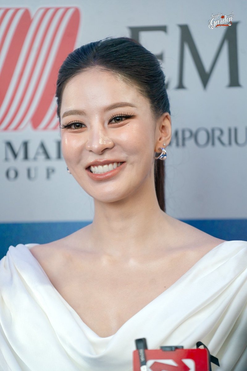 ลุคชุดราตรีสีขาว เรียบหรู สง่างาม รอยยิ้มพิมพ์ใจ