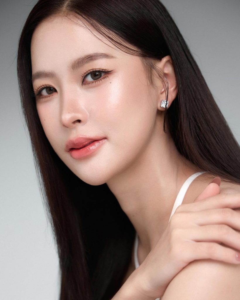 ภาพถ่ายพอร์ตเทรตใบหน้าสวยคม ผิวเนียนฉ่ำวาว ออร่าจับ