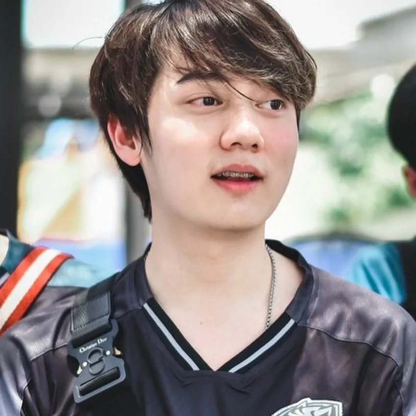 ภาพถ่ายพอร์ตเทรตหนุ่มหล่อหน้าใส รอยยิ้มมีเสน่ห์