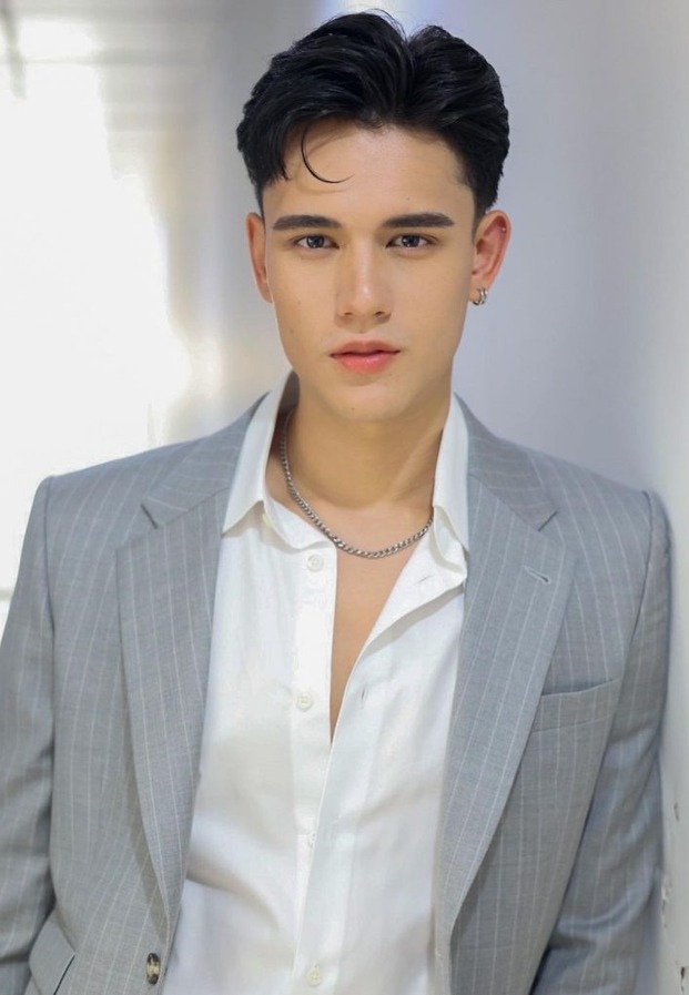 เทศน์ ไมรอน กับลุคสูทสากลระดับพรีเมียม