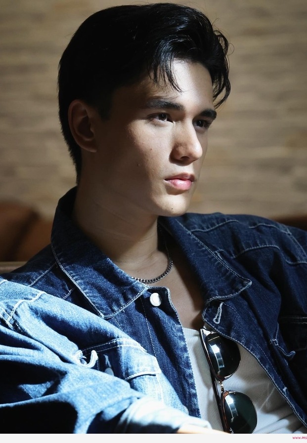 สไตล์เดนิมแจ็กเก็ตสุดคูล สะท้อนเสน่ห์มาดเท่ในวันสบายๆ