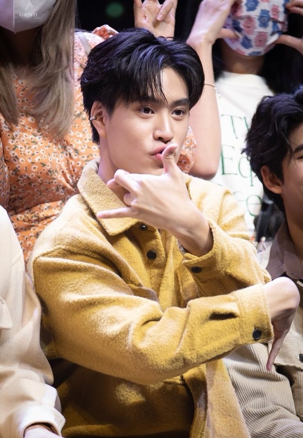 เจมีไนน์ นรวิชญ์ ในชุดเทรนช์โค้ตสีน้ำตาลสุดเท่