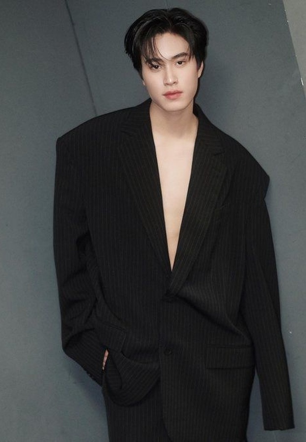เจมีไนน์ นรวิชญ์ ในสูทเบลเซอร์ดำหรูหรา