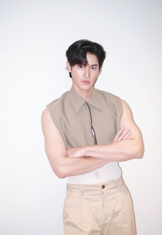 เก้า นพเก้า ในลุคเสื้อกั๊กแขนกุดมาดนายแบบ