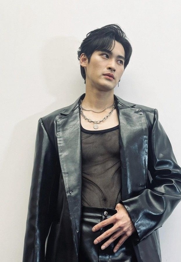 เขา ในลุคเสื้อแจ็กเก็ตหนังสุดเท่