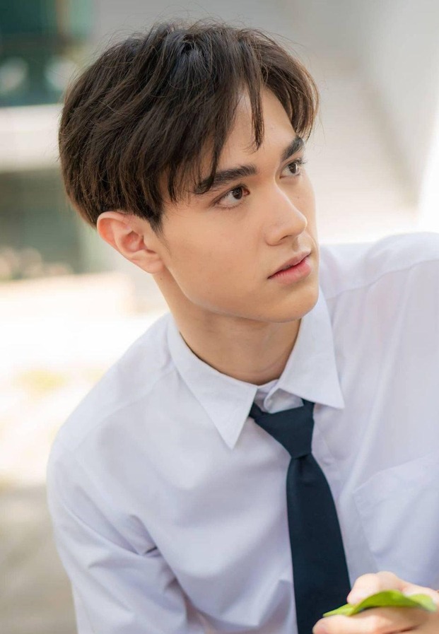 พระเอกหนุ่ม ในลุคชุดนักเรียนสุดเรียบร้อย