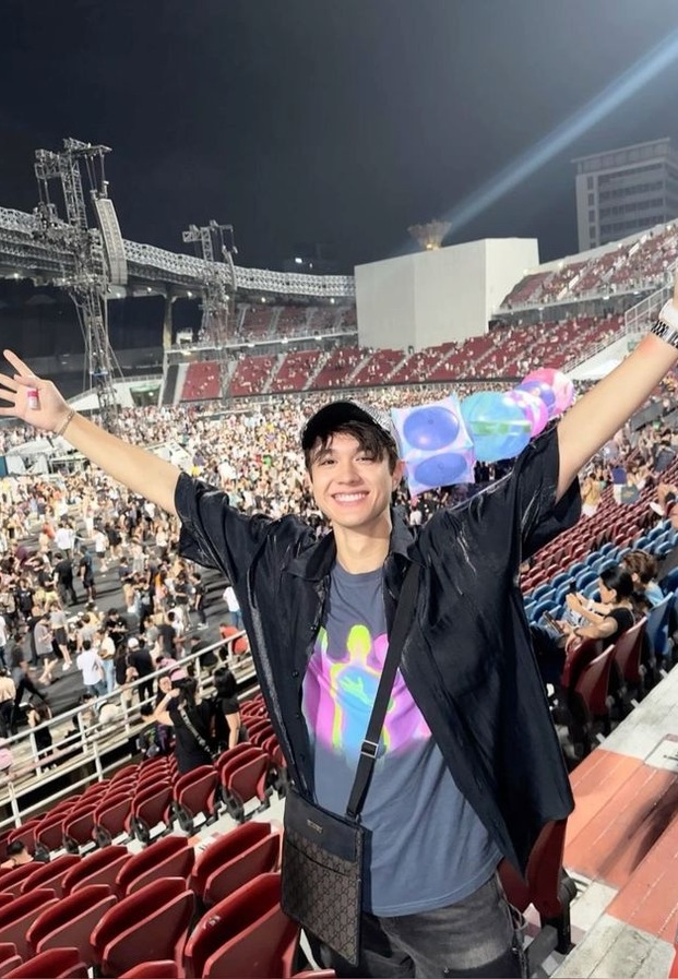 เจ้าตัว บนเวทีคอนเสิร์ตท่ามกลางแฟนคลับแน่นขนัด